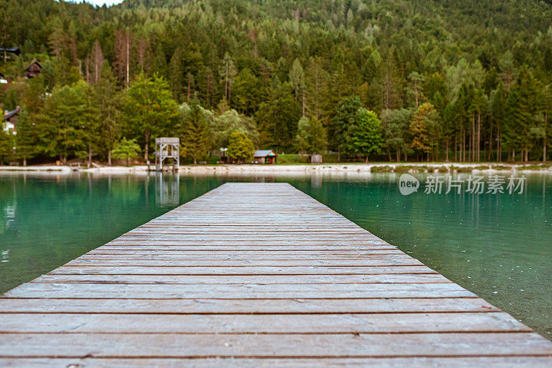 Kranjska Gora的Jasna湖上的木制码头